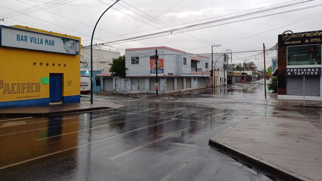 Vialidades mojadas por la lluvia en Culiacán.