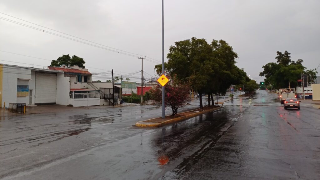 Vialidades mojadas por la lluvia en Culiacán.