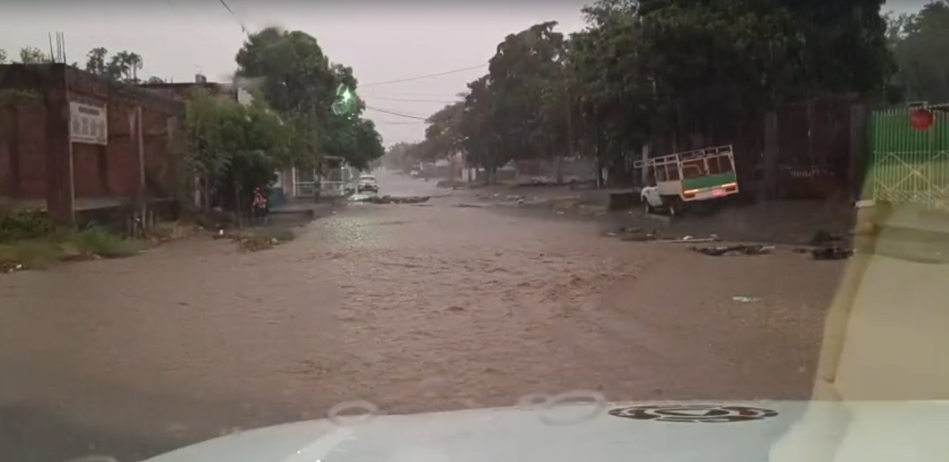 Encharcamiento severo por lluvia en Culiacán.