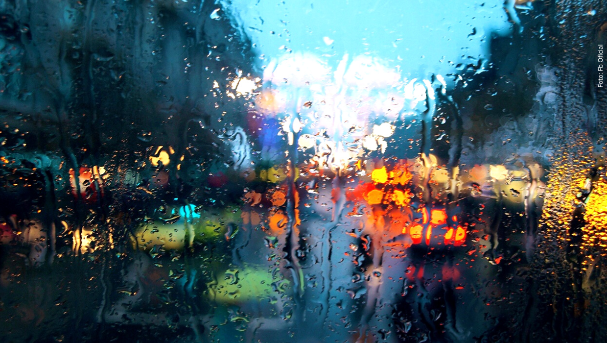 Lluvia cayendo sobre un cristal.