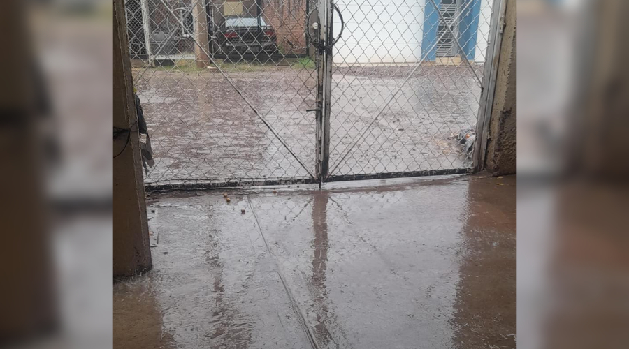 Piso mojado por lluvias en Navolato.