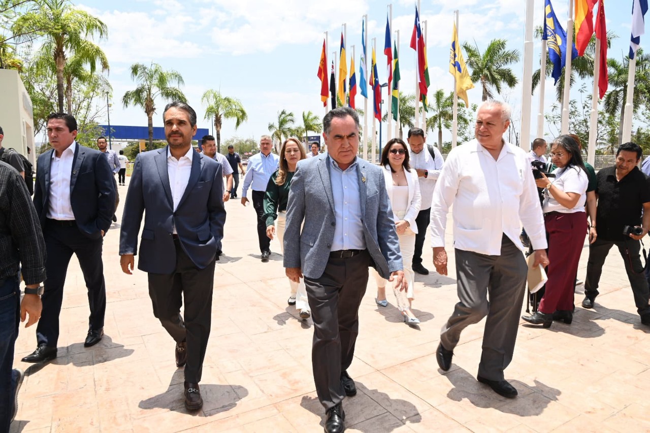 Jesús Madueña junto a integrantes de su equipo para el periodo 2025-2029.