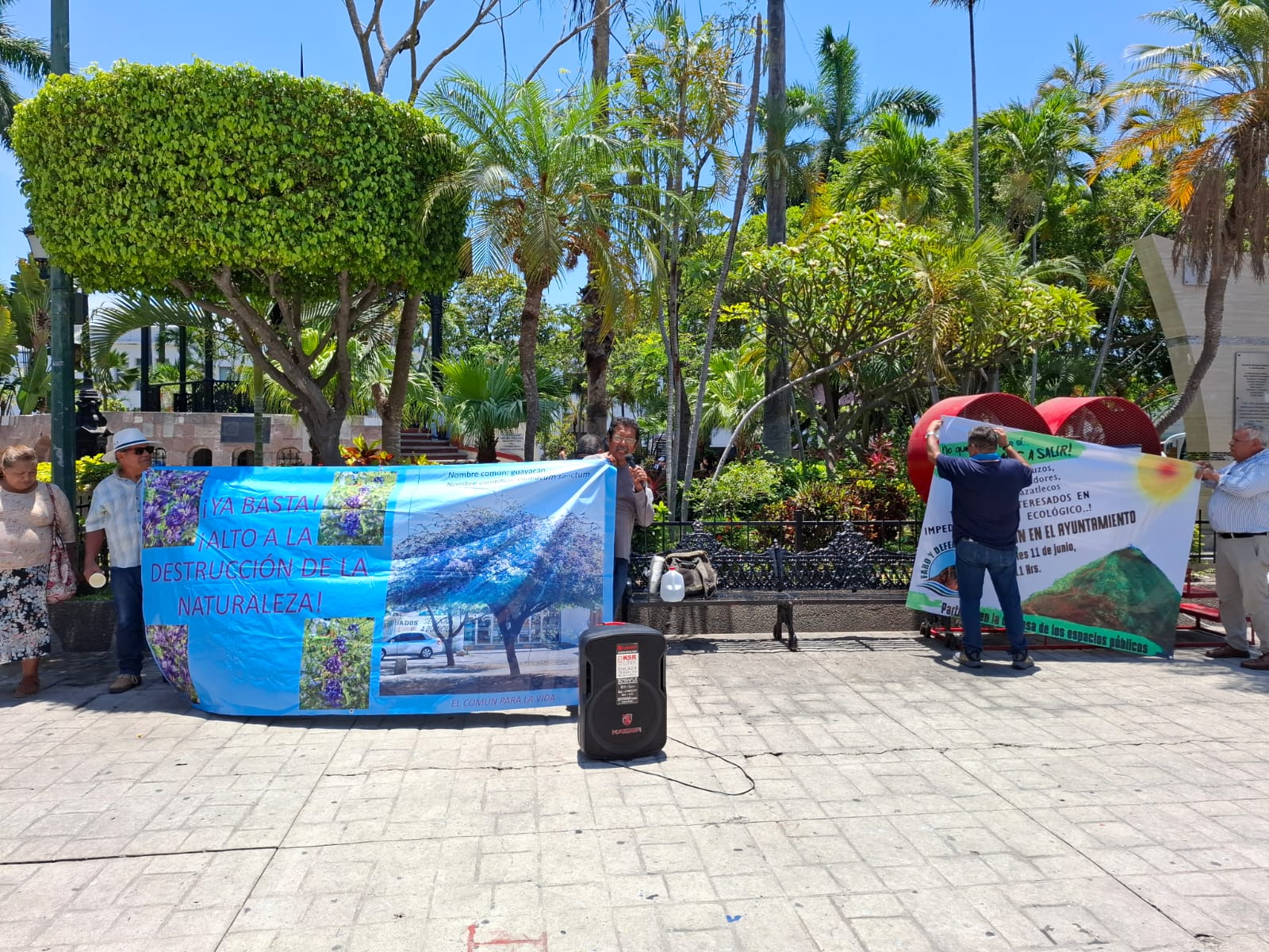 Manifestación en la explanada de la plazuela República 