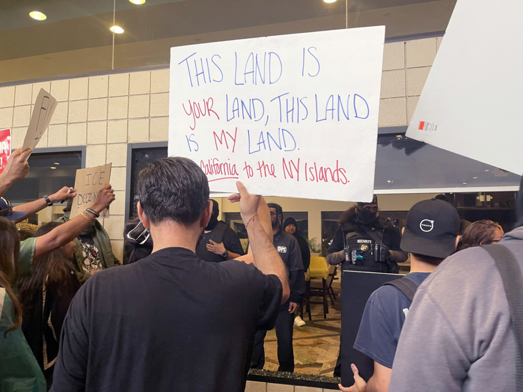 Manifestaciones en Los Ángeles se intensifican y llegan hasta los hoteles donde se hospedan agentes migratorios