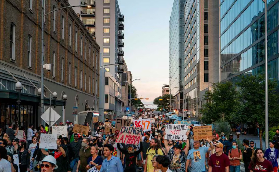 Manifestaciones en Texas respaldan protestas contra redadas en Los Ángeles