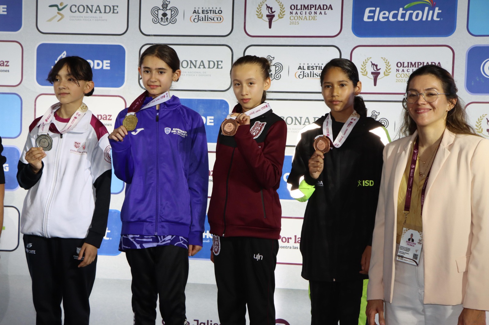 María Arantzazu Sánchez sosteniendo su medalla de bronce en los Juegos Nacionales Conade 2025.
