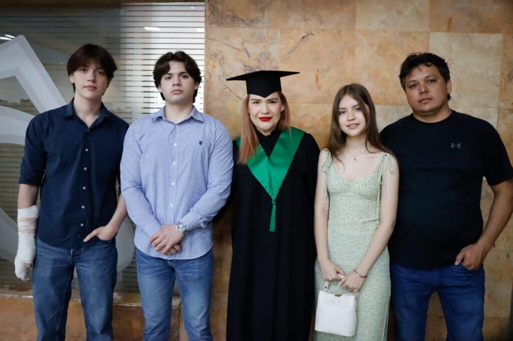 María Guadalupe Sandoval Gallegos junto a sus hijos.