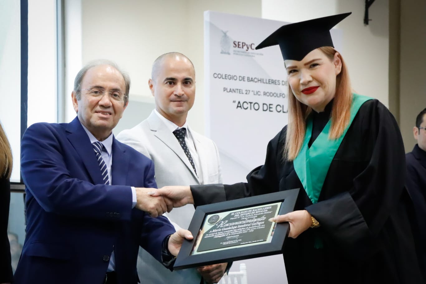 María Guadalupe Sandoval Gallegos recibiendo su reconocimiento.