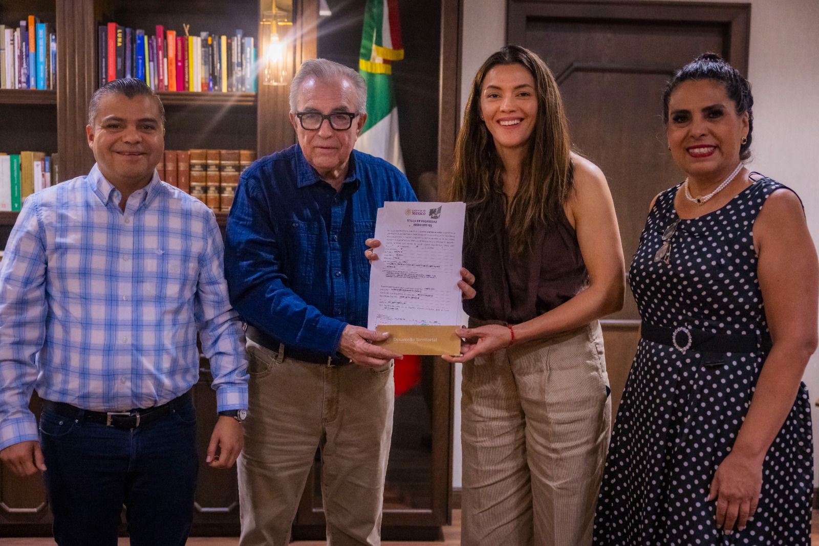 Rocha Moya haciendo entrega del premio al mérito deportivo a María del Rosario Espinoza.