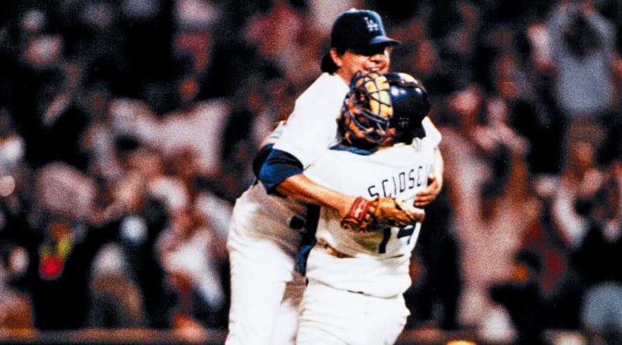 Mike Scioscia alza a Fernando Valenzuela celebrando su sin hit ni carrera con Los Ángeles Dodgers