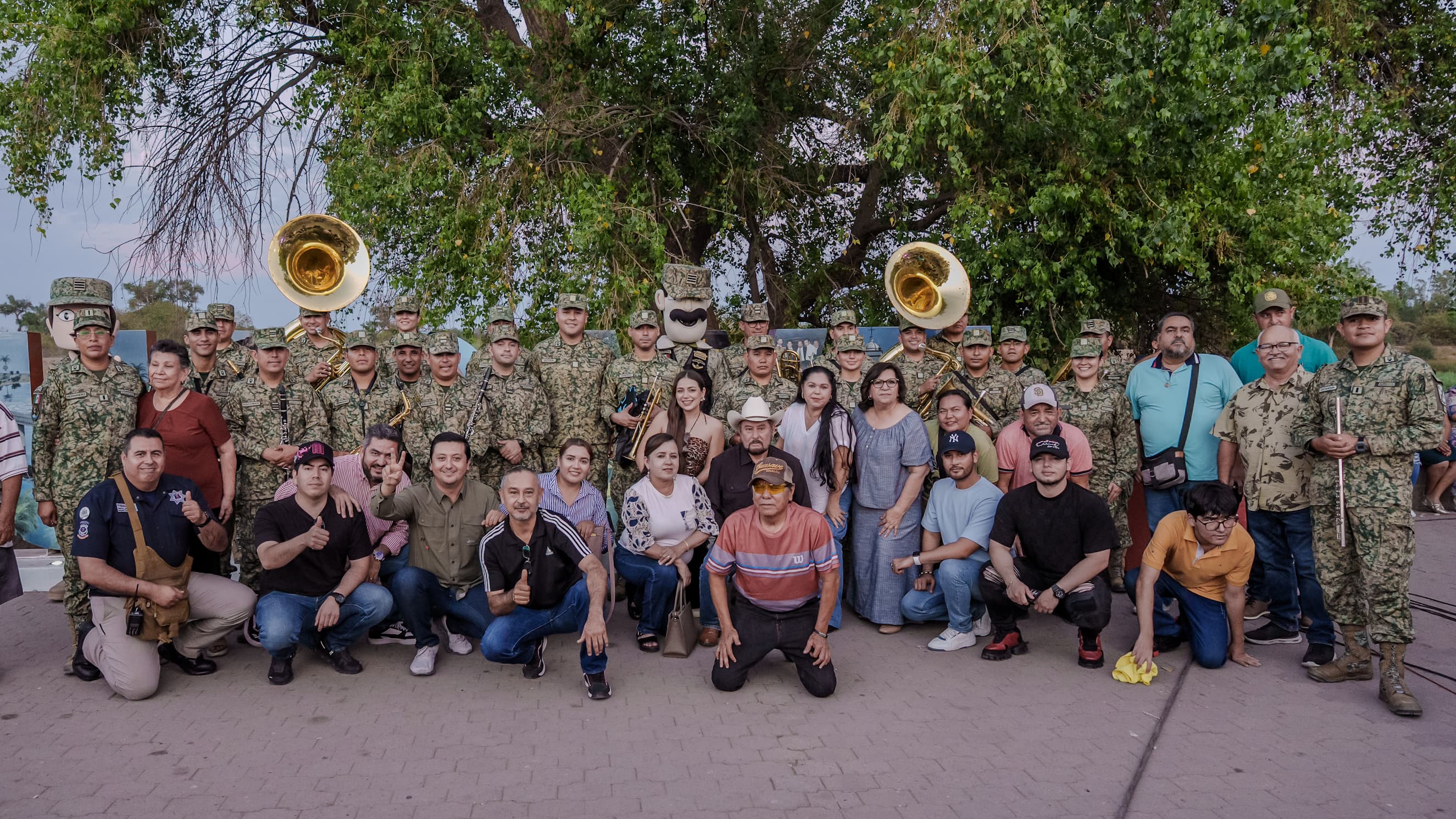 Militares ponen a bailar a Guasave