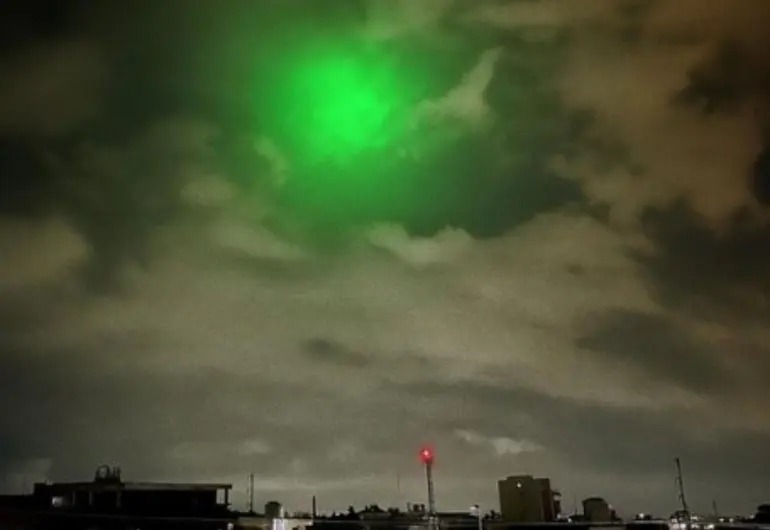 Misteriosas luces verdes iluminan el cielo de Tampico y reavivan leyenda OVNI