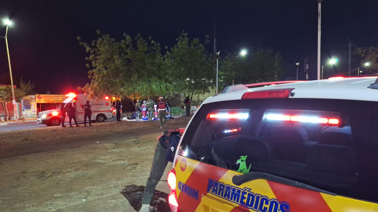 Paramédicos del Grupo Gerum Rescate y Salvamento en el lugar donde fue agredido a balazos el motociclista.