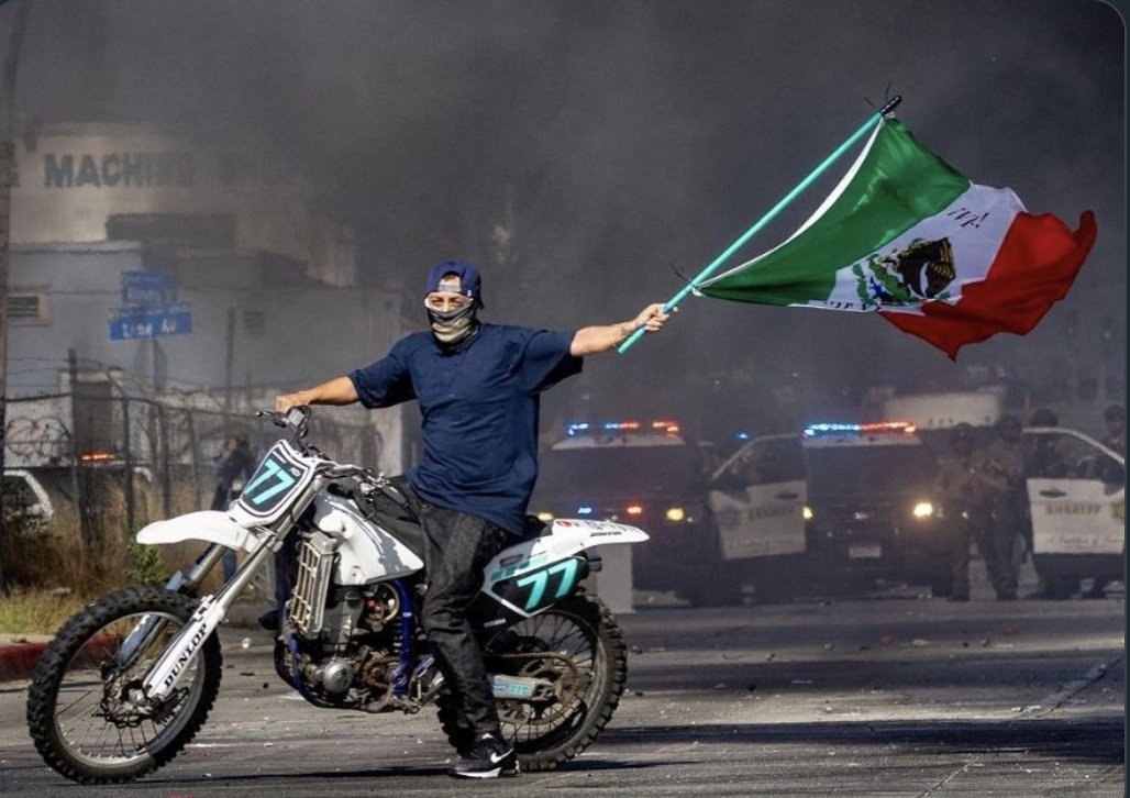 Motociclista con bandera mexicana se vuelve emblema viral en protestas contra ICE en Los Ángeles