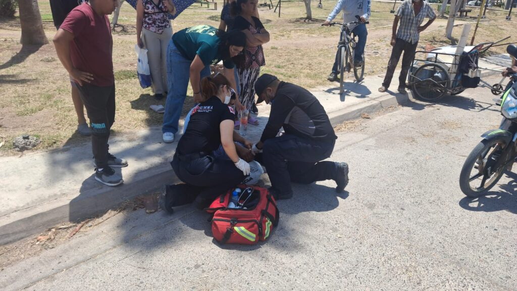 Motociclista termina en un hospital tras ser atropellado por un conductor en Los Mochis