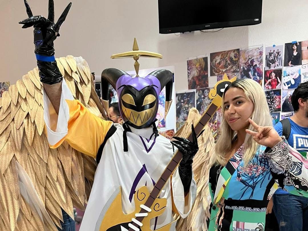 Jóvenes mostrando sus cosplays de diversos personajes.