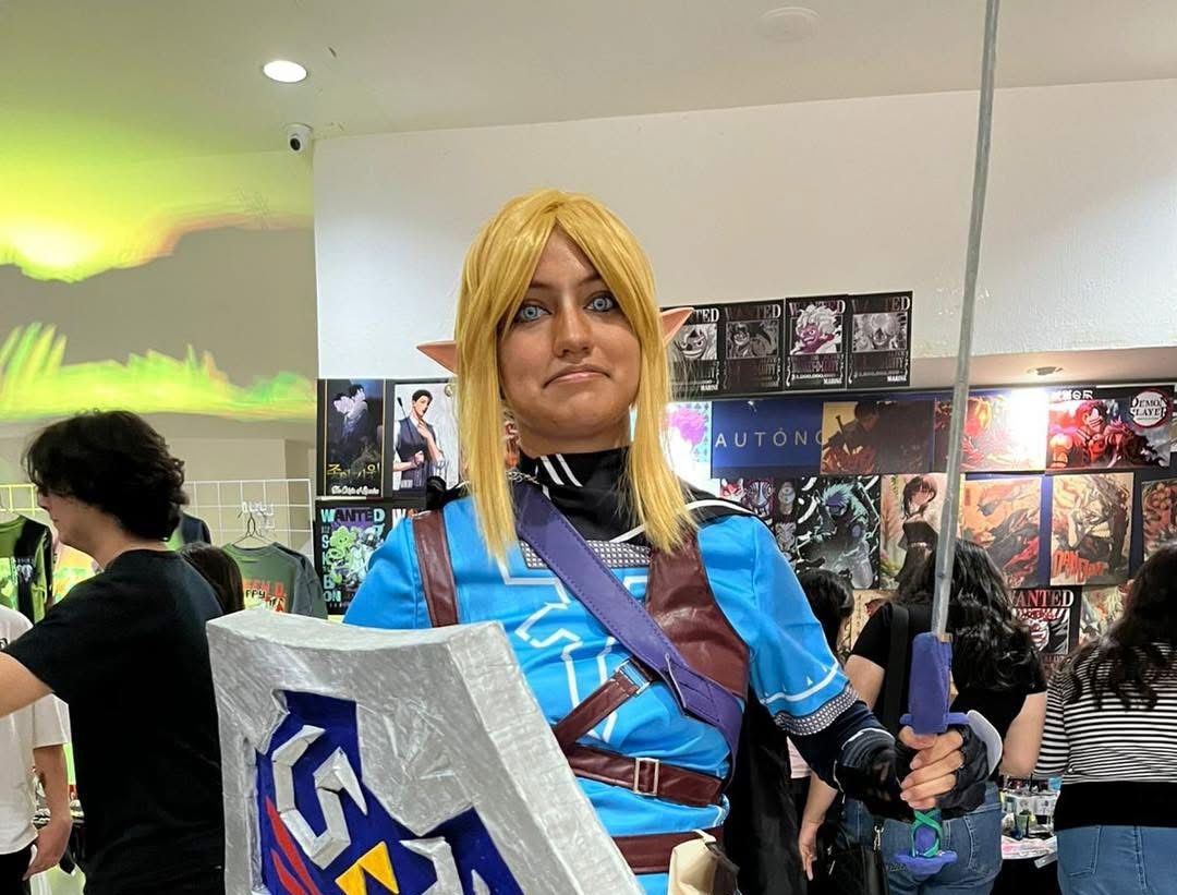 Jóvenes mostrando sus cosplays de diversos personajes.