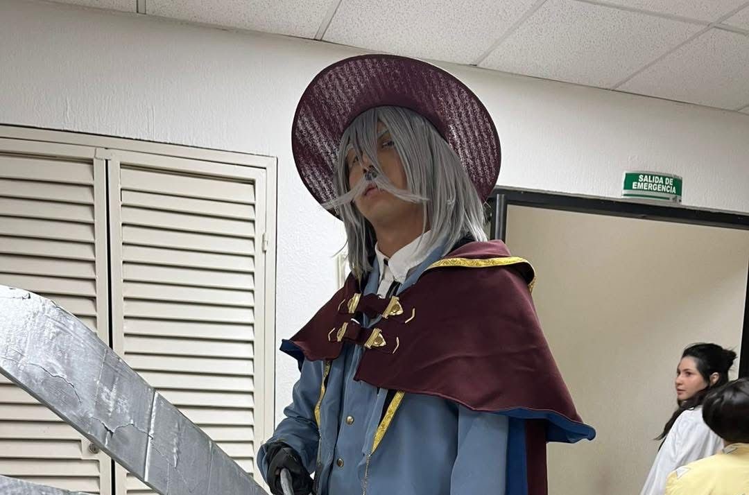 Jóvenes mostrando sus cosplays de diversos personajes.