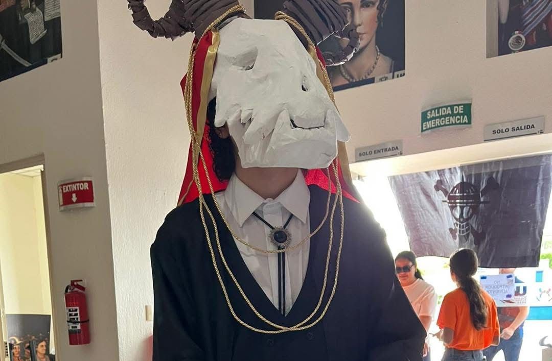 Jóvenes mostrando sus cosplays de diversos personajes.