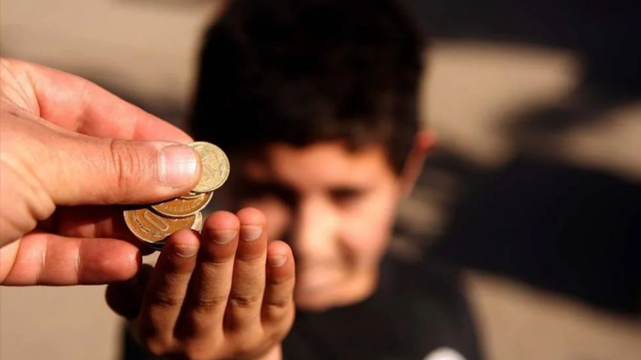 Niño pidiendo dinero en la calle