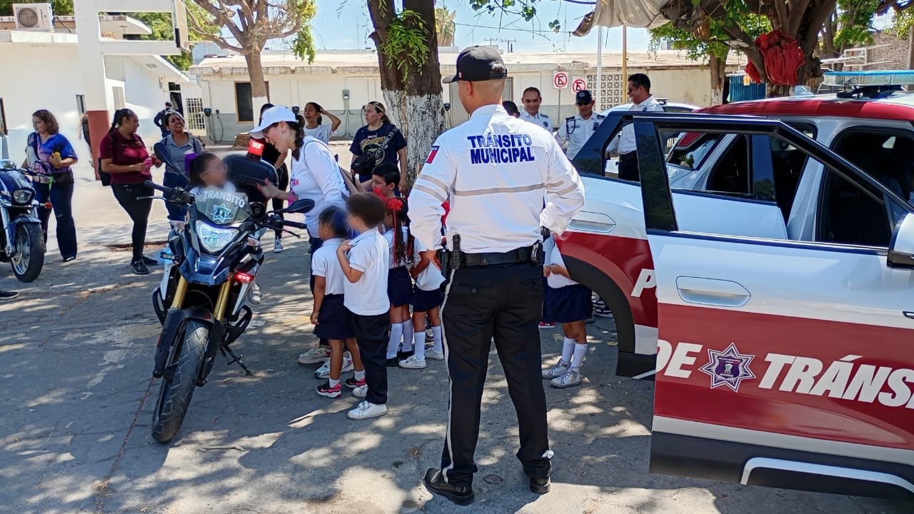 Niños acuden a conocer la Dirección de Tránsito Municipal