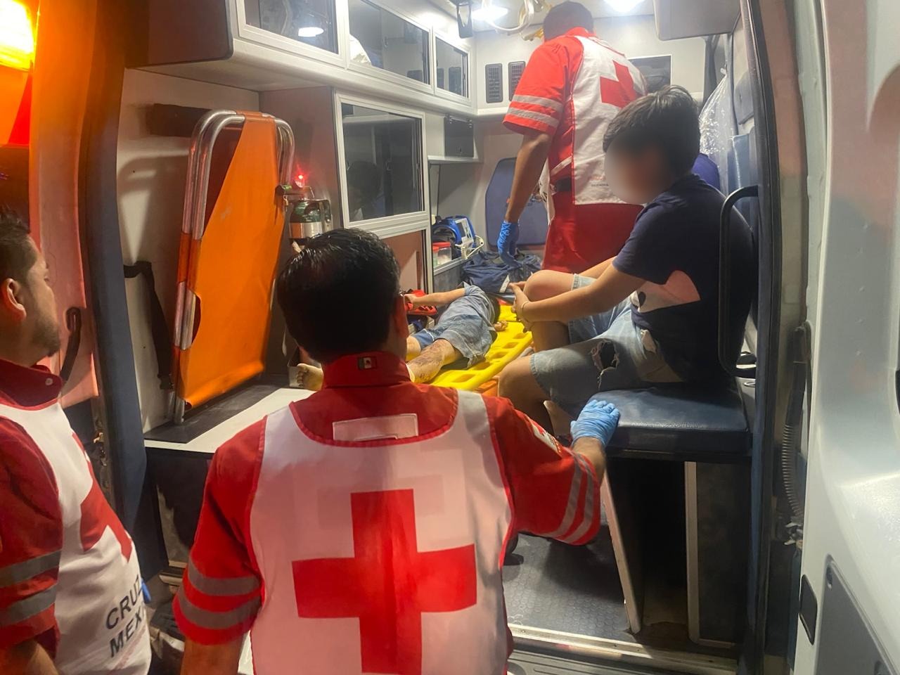 Paramédicos de Cruz Roja auxiliando a los menores lesionados.