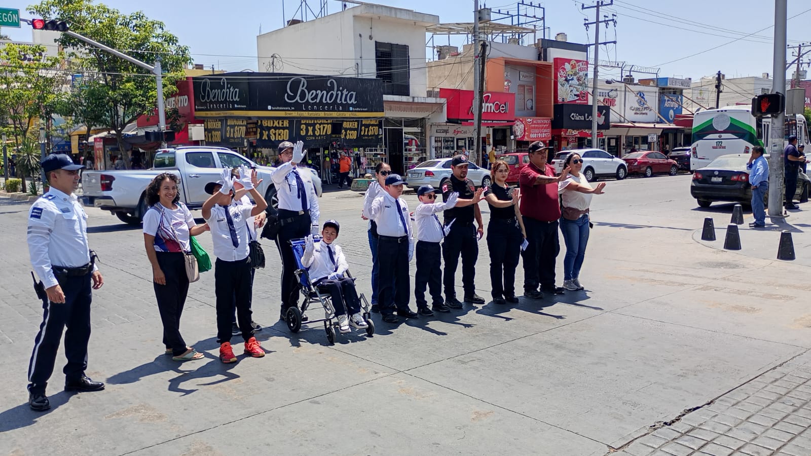 Alumnos del Centro de Atención Múltiple 1 repartiendo folletos en el centro de Los Mochis.