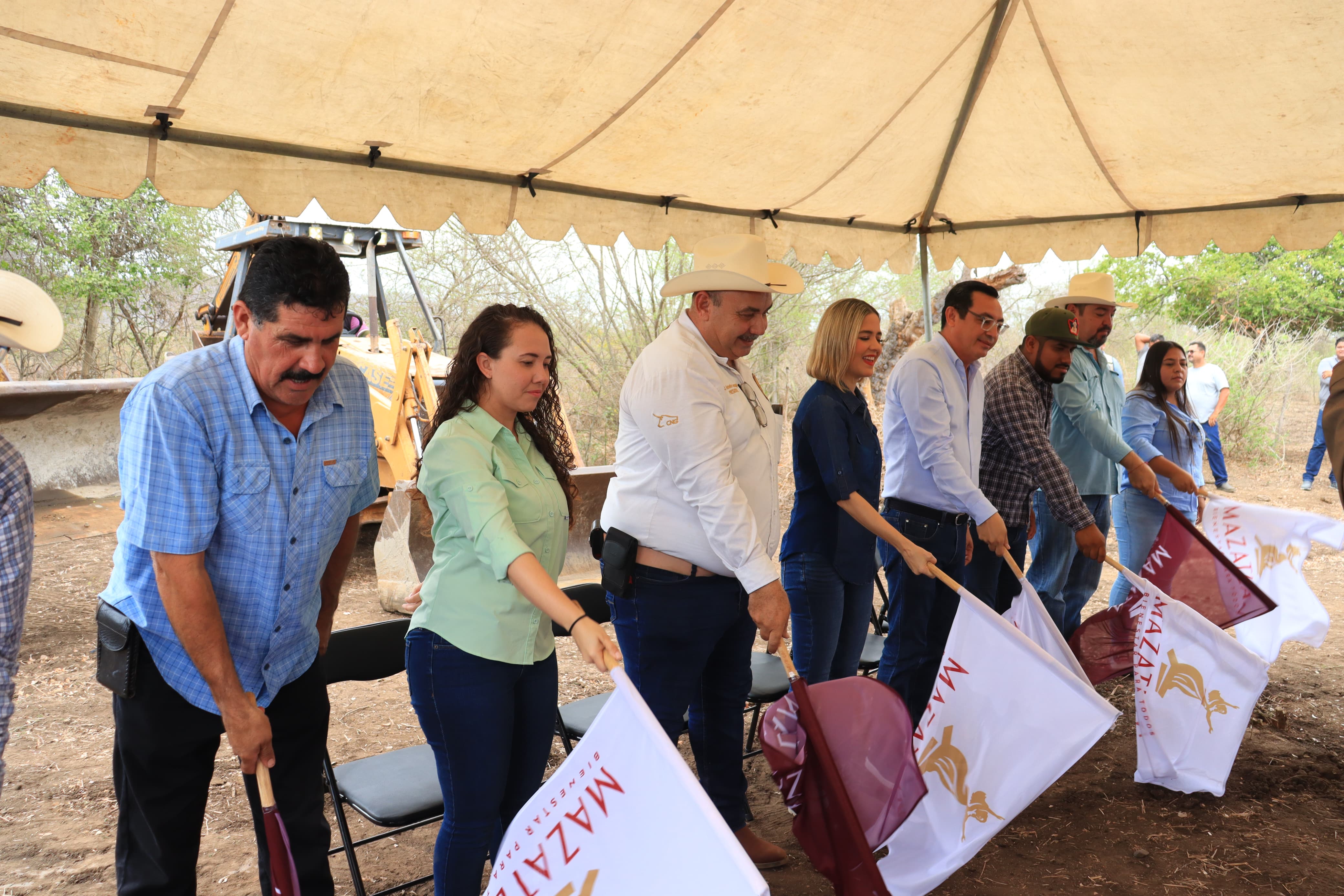 Banderazo de inicio de obra para la construcción de 25 bordos abrevaderos.