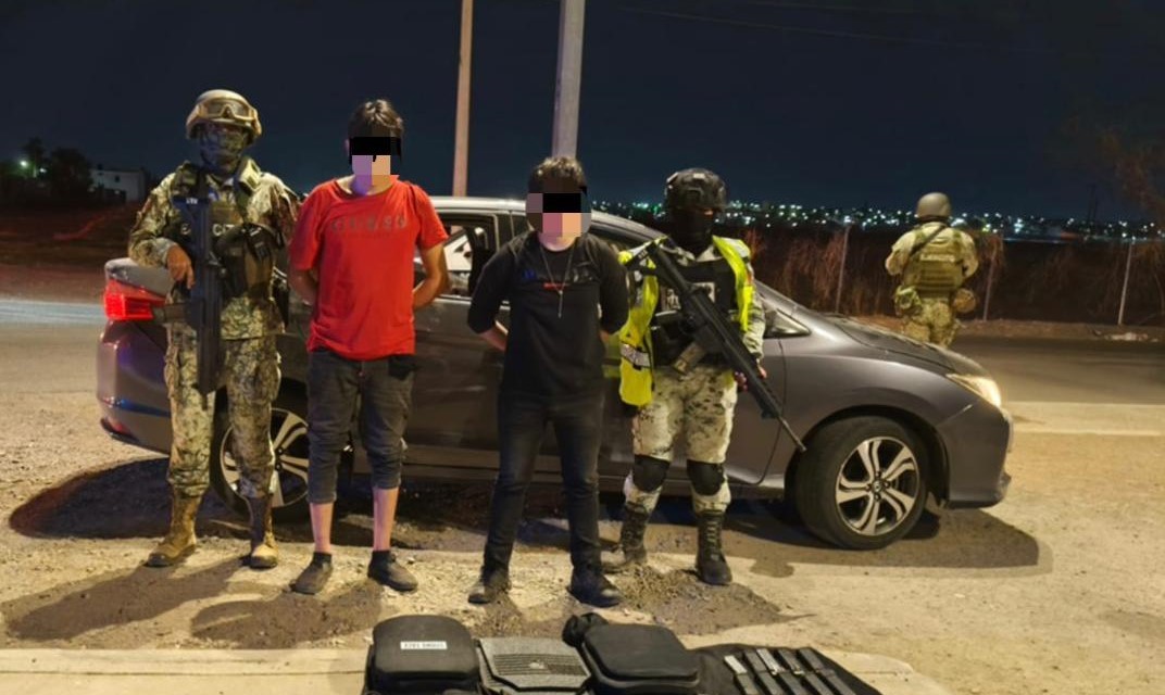 Detienen a 2 personas con 7 armas cortas, un kilo de cocaína y un carro robado