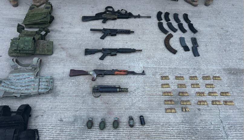 Armamento y equipo táctico asegurado por el Ejército Mexicano.