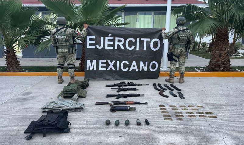 Armamento y equipo táctico asegurado por el Ejército Mexicano.