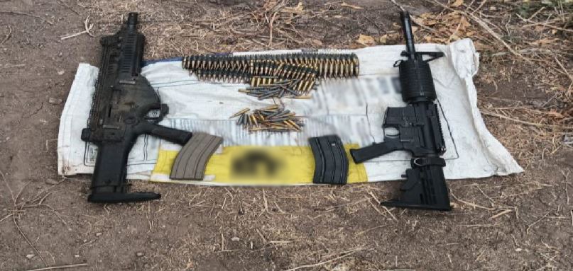 Armamento y equipo táctico asegurado por el Ejército Mexicano.