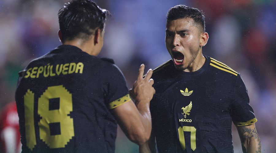 Orbelín Pineda celebra el triunfo de la Selección Mexicana ante Turquía