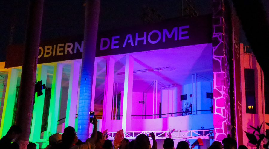El Palacio Municipal de Ahome se ilumina con los colores de arcoíris