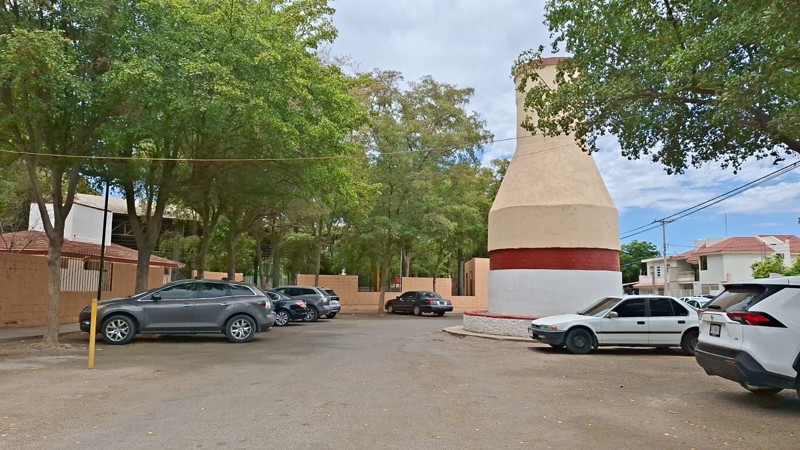 Estacionamiento del parque Hernando de Villafañe en Guasave.