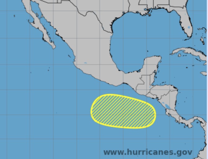 En este punto indica el Centro Nacional de Huracanes la ubicación de la perturbación tropical con potencial para desarrollo ciclónico.