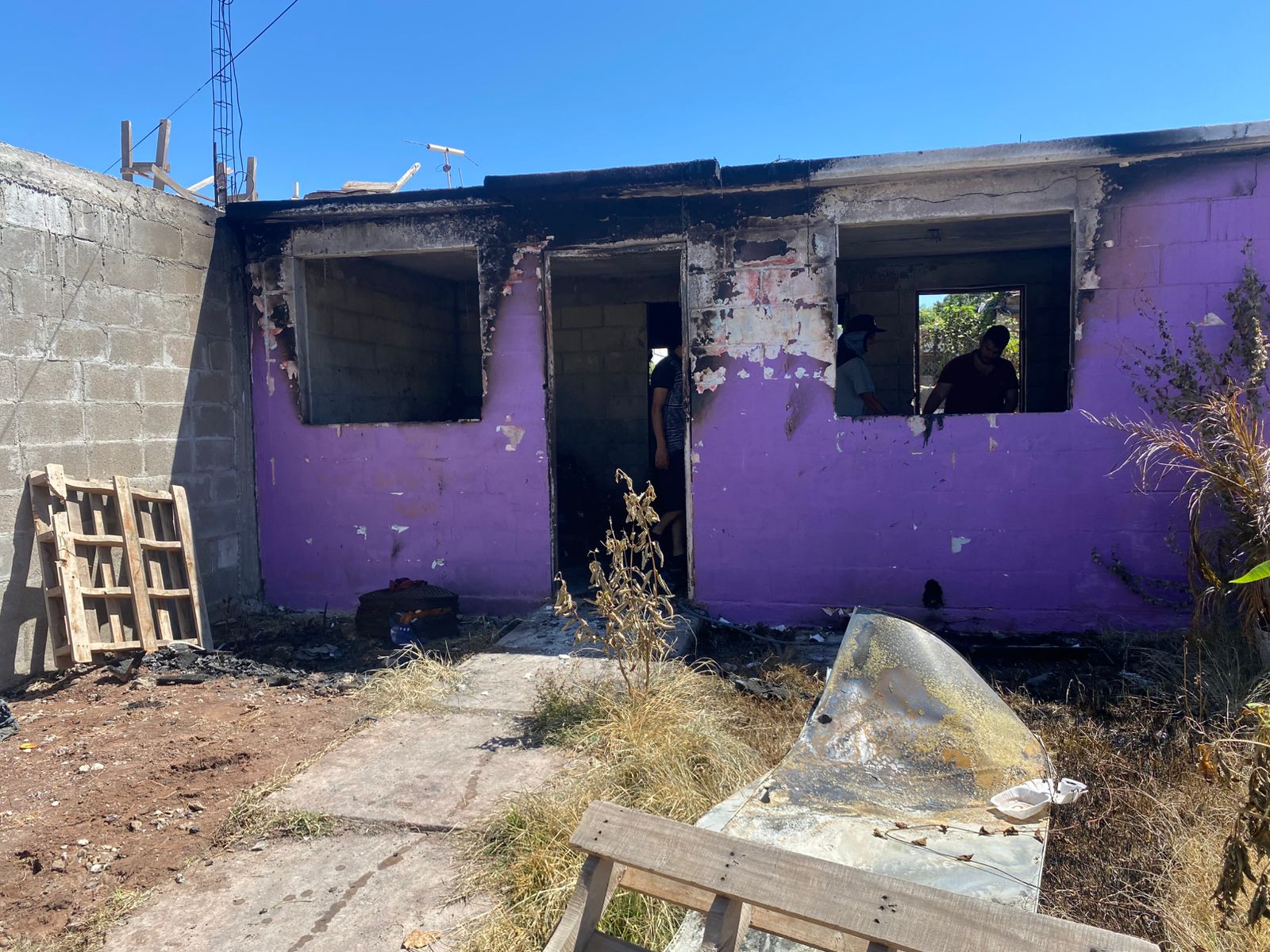 Piden apoyo para familia de Virreyes que perdió todo en voraz incendio