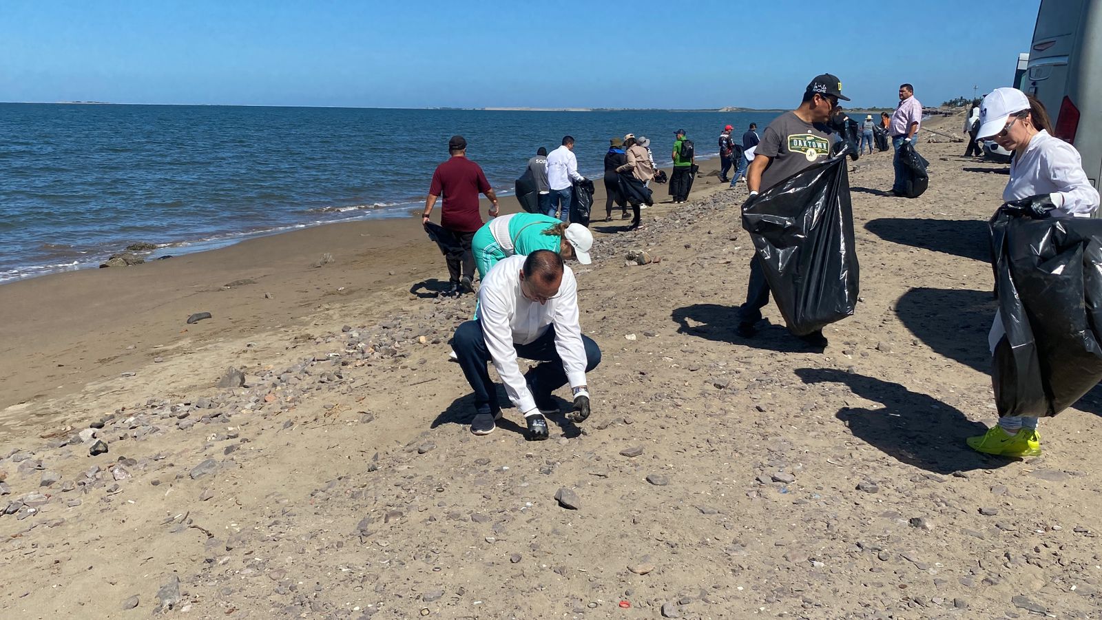 Jornada de limpieza en playas de Sinaloa