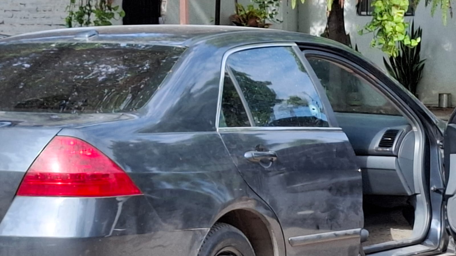 Vehículo en el que viajaba la agente de policía junto con su hermana.