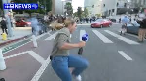 Policía dispara a periodista australiana durante protesta contra Trump en Los Ángeles