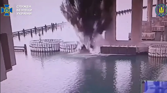 Ucrania confirma ataque con explosivos submarinos al puente de Crimea