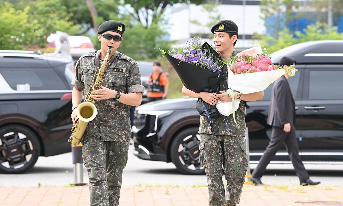 ¡RM y V están de vuelta! Los miembros de BTS concluyen oficialmente su servicio militar