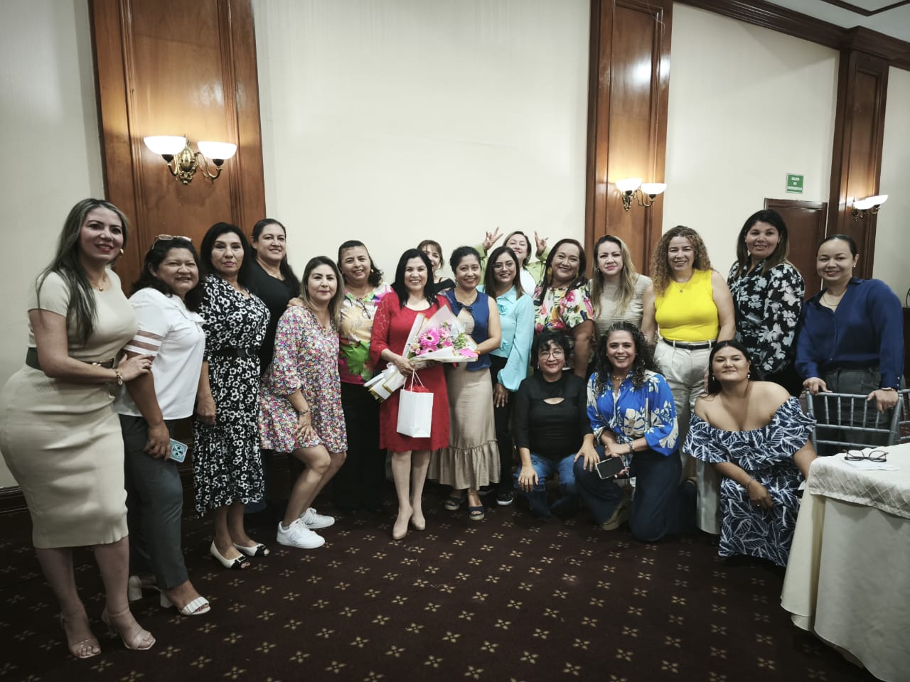 Reconocen a Blanca Peinado por su aporte al periodismo sinaloense