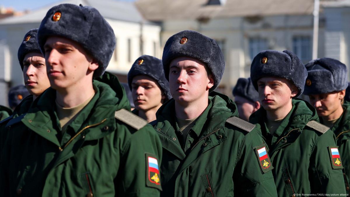 Redada policial en concierto termina con citatorios militares para reclutamiento en Rusia