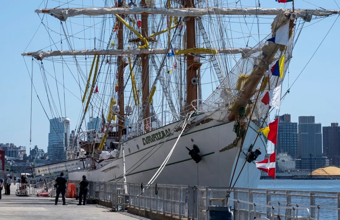 Remolcarán buque Cuauhtémoc desde Manhattan tras accidente fatal