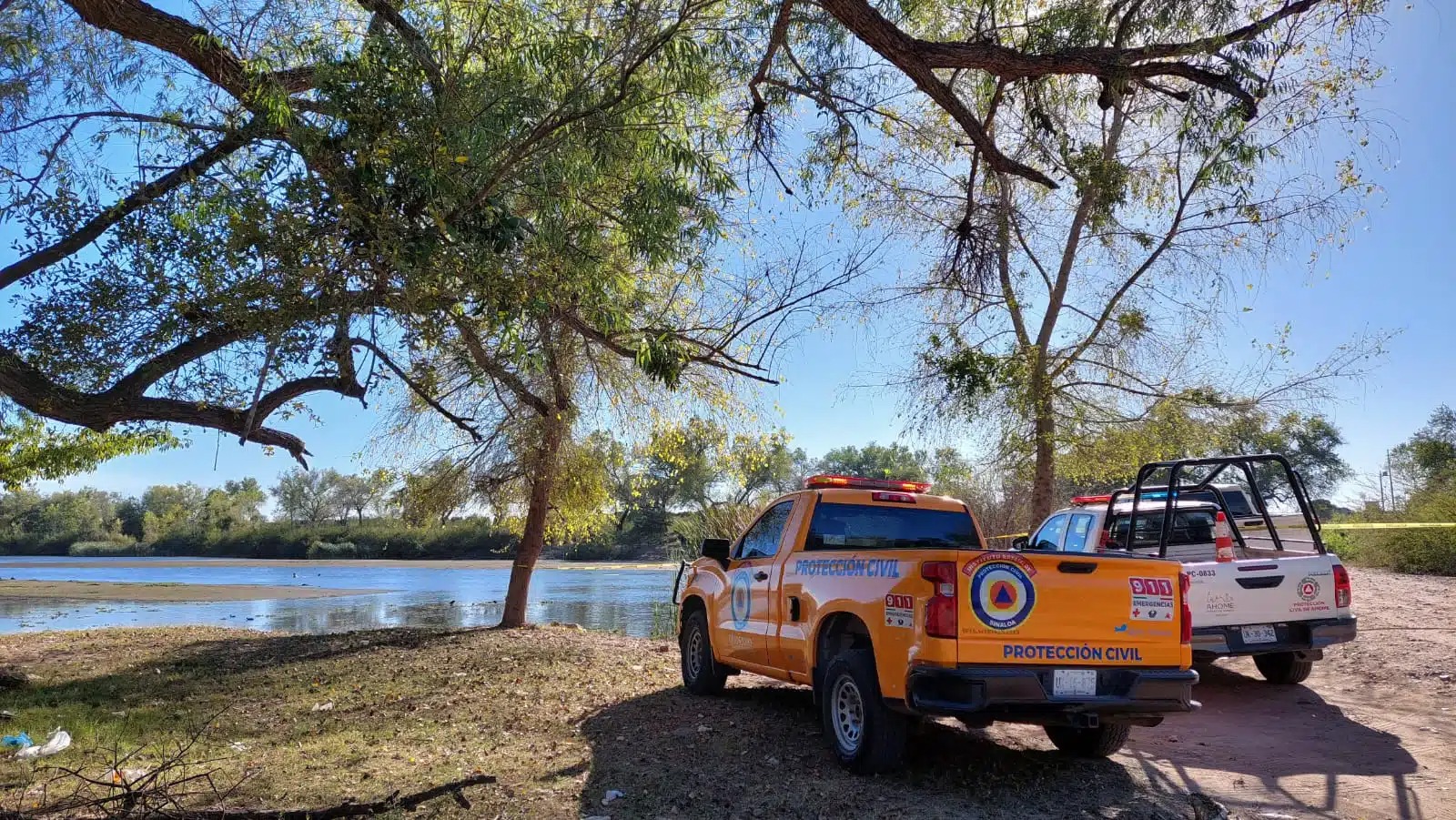 Autoridades en el río de San Miguel, donde falleció Jacob Paúl.