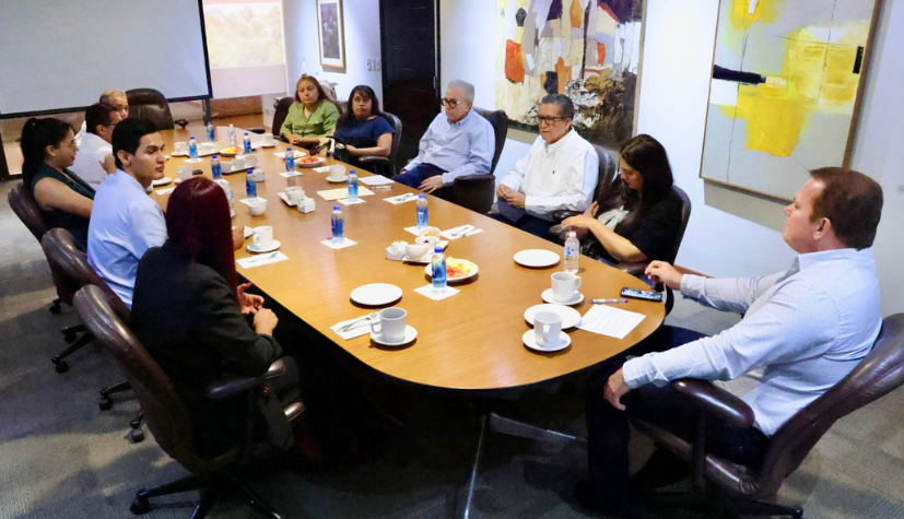 El gobernador Rubén Rocha Moya se reúne con familias desplazadas en Mazatlán