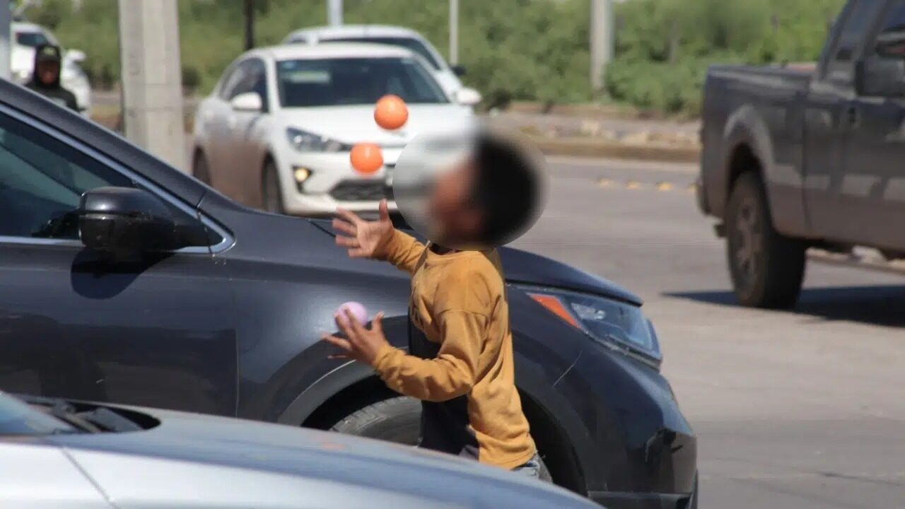 Niños en cruces de Los Mochis