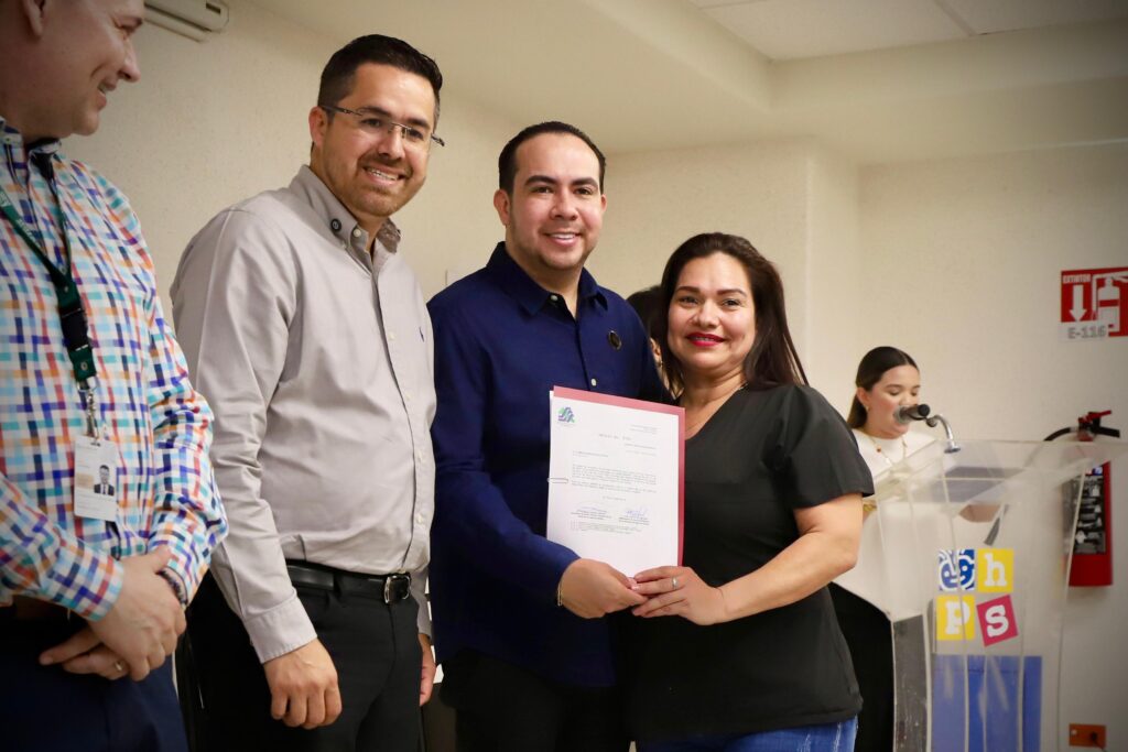 Salud y Stase entregan bases y recategorización a 46 trabajadores del Hospital Pediátrico de Sinaloa