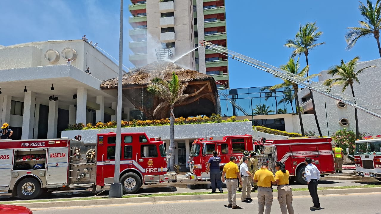 Se incendia palapa de hotel ubicado en la Zona Dorada de Mazatlán